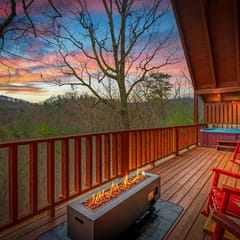 Smoky Mtn Cabin: Hot Tub, Pool Table, Pets OK