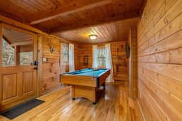 Romantic Cabin · Hot Tub, Jacuzzi, Pool Table - Image 4
