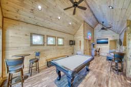 Golf Simulator Cabin · Hot Tub & Game Loft - Image 4