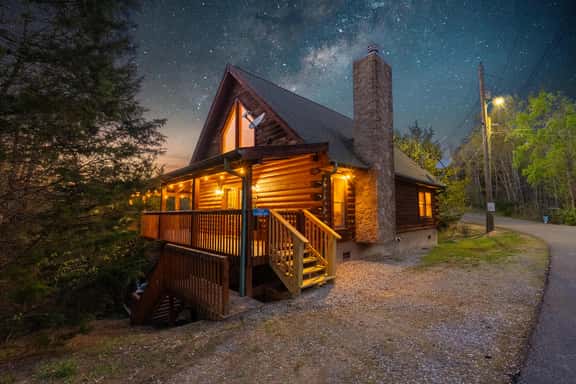 Log Cabin, Hot Tub, Loft Hangout, Sleeps 8 - Image 1