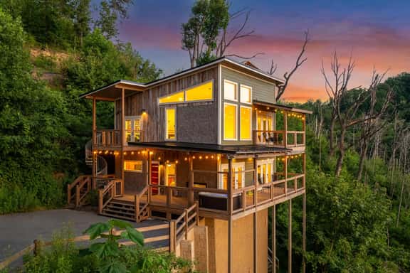 Sunset Mountain Views · Hot Tub · Gated - Image 1