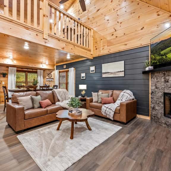 Hot Tub, Pool Table Cabin, No Steep Roads - Image 1