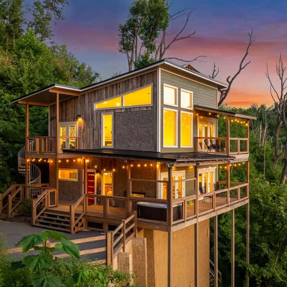Sunset Mountain Views · Hot Tub · Gated - Image 1
