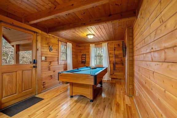Romantic Cabin · Hot Tub, Jacuzzi, Pool Table - Image 4
