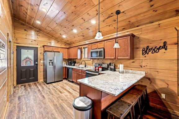 6 Min To Dollywood, Hot Tub & Game Room - Image 5