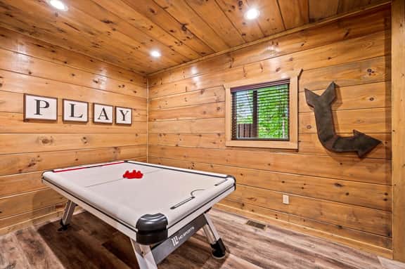 6 Min To Dollywood, Hot Tub & Game Room - Image 4